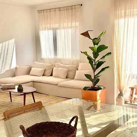 Villa Stylish Pool & Terrace House, 400m, 2 Br